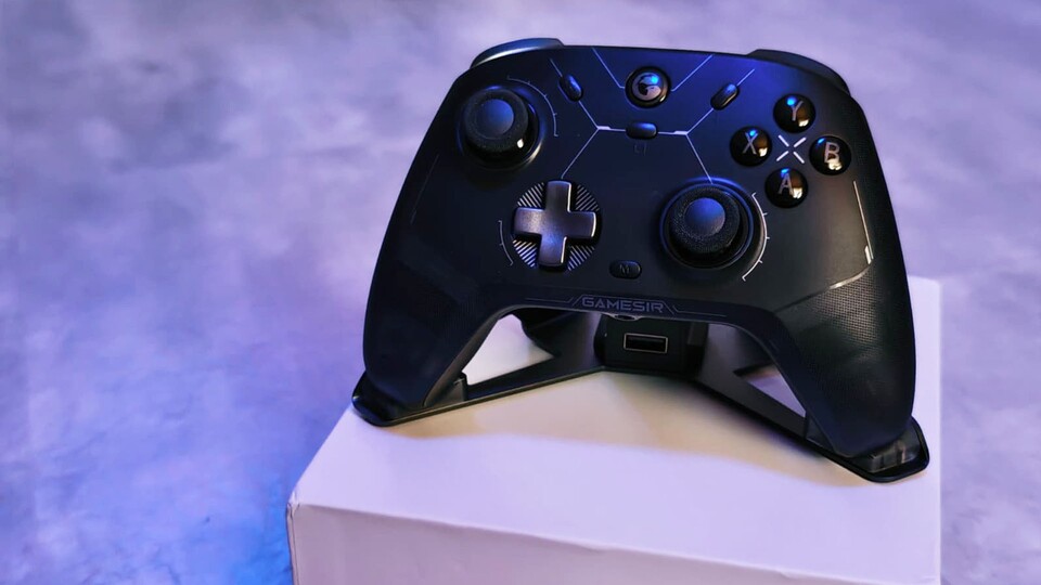 Zum Cyclone 2 wird eine Ladestation mitgeliefert, die dezent aussieht und auch wirklich praktisch als Controller-Halterung dienen kann.