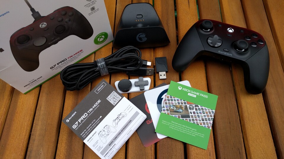 Der GameSir G7 Pro kommt mit einer magnetischen Ladestation, einem USB-Dongle, einem USB-C-auf-USB-A-Kabel, einer Bedienungsanleitung und einem Monat Xbox Game Pass Ultimate für Neukunden. (Bildquelle: Nele WobkerGameStar Tech)