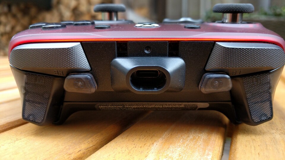 Die Schultertasten sind schön griffig. In der Mitte ist ein etwas seltsam anmutender Slot fürs USB-C-Kabel. Dafür wird der Stecker hier aber gut geschützt. (Bildquelle: Nele WobkerGameStar Tech)