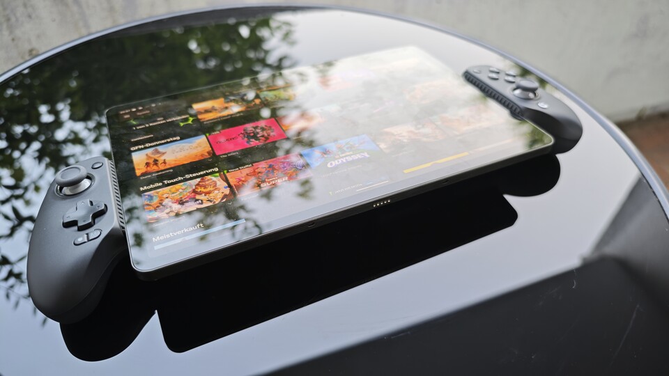 Mit einem so großen Handheld spiele ich ausschließlich in den eigenen vier Wänden oder auf meinem Balkon. Hier seht ihr den GameSir G8 Plus mit dem Doogee T30 Max – einem 12-Zoll-Android-Tablet. (Bildquelle: Duy Linh DinhGameStar Tech)