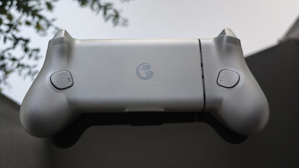 Die Federn können beim Einsatz von besonders großen Tablets ausleiern, was dafür sorgt, dass der Controller nicht mehr vollständig schließt. Das ist kein Problem, wenn ihr nur kleine Tablets oder Handys mit dem Gerät verwenden wollt. (Bildquelle: Duy Linh DinhGameStar Tech)