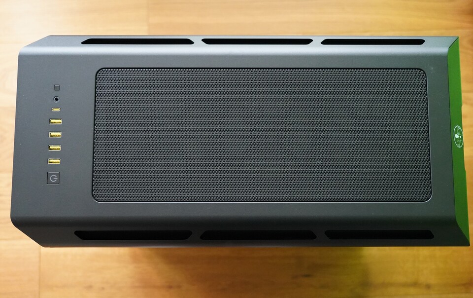 Das Corsair iCUE 5000T von oben inklusive der Anschlüsse.