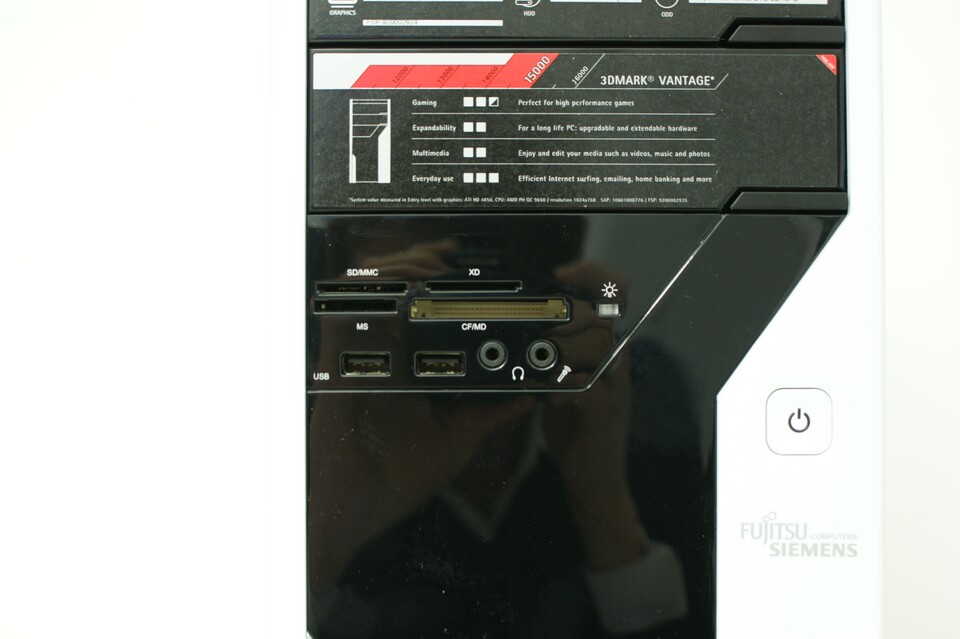 Der Kartenleser an der Gehäusefront versteht sich auf 21 verschiedene Formate, darunter SD und Compact Flash. Zwei USB-Anschlüsse und ein Headset-Buchsenpaar stehen ebenfalls bereit.