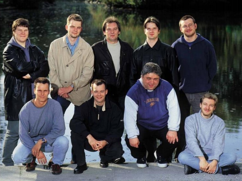 Das GameStar-Team Anfang 2000. Vordere Reihe von links: Jörg Spormann, Jörg Langer, Mick Schnelle und Christian Schmidt. Dahinter: Rüdiger Steidle, Martin Deppe, Walter Reindl, Gunnar Lott und Michael Galuschka. Ganz hinten: ein See.