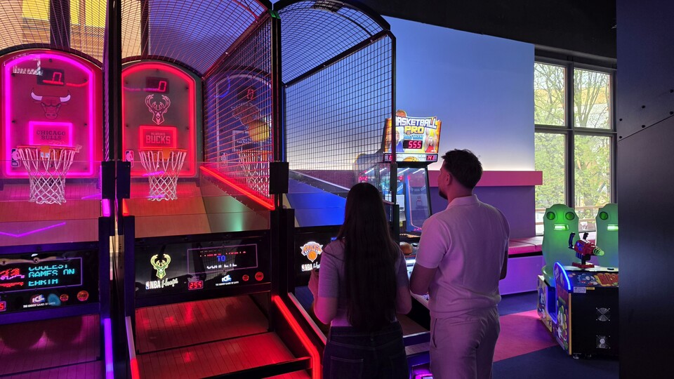 Rund die Hälfte der Automaten in der Filiale am Potsdamer Platz verzichten komplett auf Bildschirme.