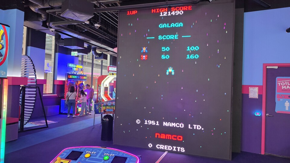 Ran an die Laser: Hier gibt es Galaga in riesig und Centipede für drei Spieler. Spiele mit brutalen Inhalten dagegen gar nicht. Familienfreundlichkeit hat Vorrang.
