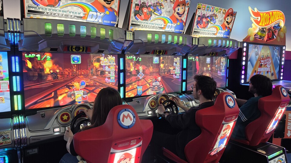 Mario Kart spielt sich mit einem Lenkrad anders als von zuhause gewohnt. Diese Spielhallenvariante von Namco ist für bis zu vier Piloten gedacht.