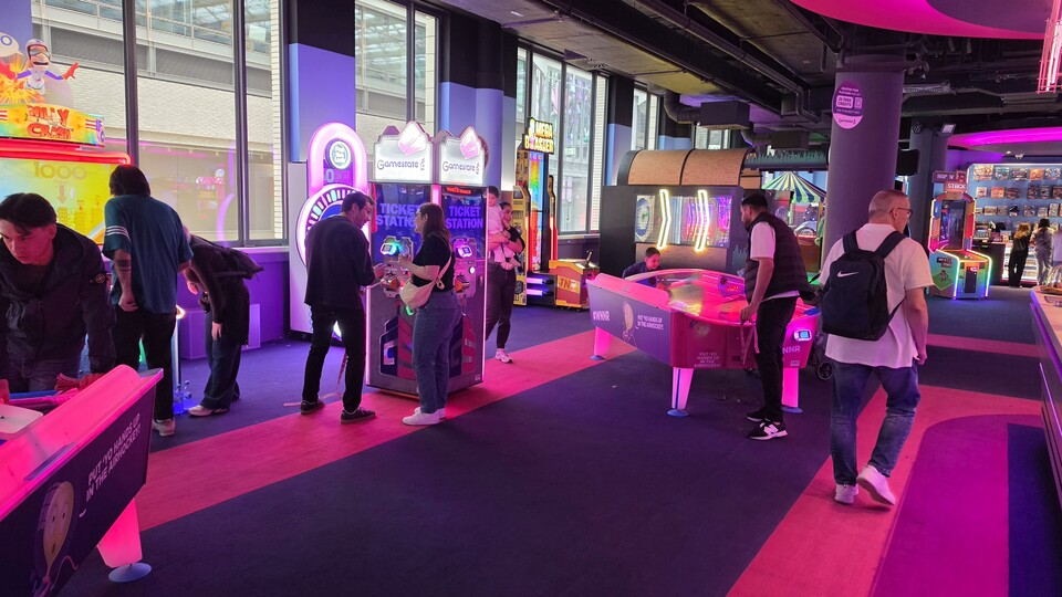 Viel Trubel auf riesiger Ausstellungsfläche. Es ist zwar laut und bunt, aber nie eng oder beklemmend.