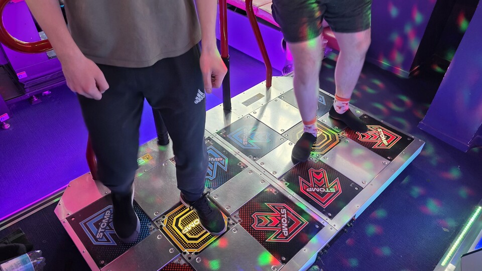 Pump it up gilt seit 2005 als das ultimative Tanzspiel und wird ständig erweitert. Im Double-Schwierigkeitsgrad darf man sogar alle zehn Bodenplatten verwenden.