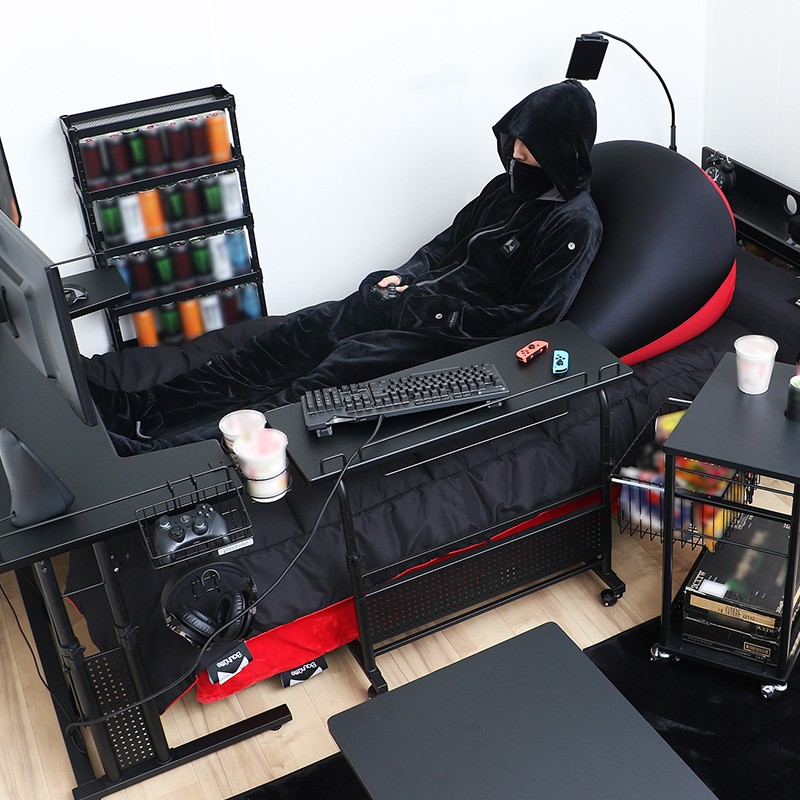 So kann das Gaming-Bett von Bauhutte zum Beispiel aussehen. Ob das wirklich gemütlich ist, lässt sich nicht so leicht feststellen, aber funktionell sieht es allemal aus.