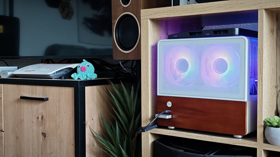 Mein Gaming-PC steht neben dem TV-Unterschrank in einem Regal. Ich habe hinten etwas Abstand zur Wand gelassen, damit die warme Luft dort nach oben austreten kann. (Bildquelle: Duy Linh DinhGameStar Tech)