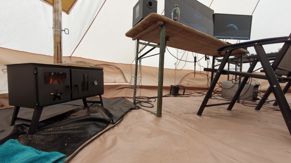 Da oben auf dem Schreibtisch thront in meinem Outdoor-Mancave die Logitech G213 und leistet beim abendlichen Zocken gute Dienste.