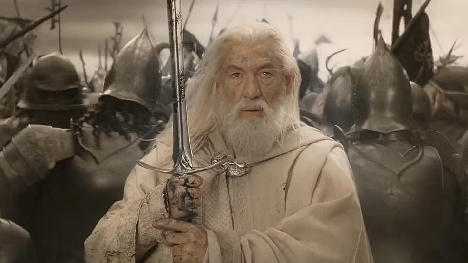 Gandalf findet das Schwert Glamdring während seiner Fahrt mit Thorin Eichenschild in einer Höhle. Er kämpft damit auch in der Schlacht am Schwarzen Tor.