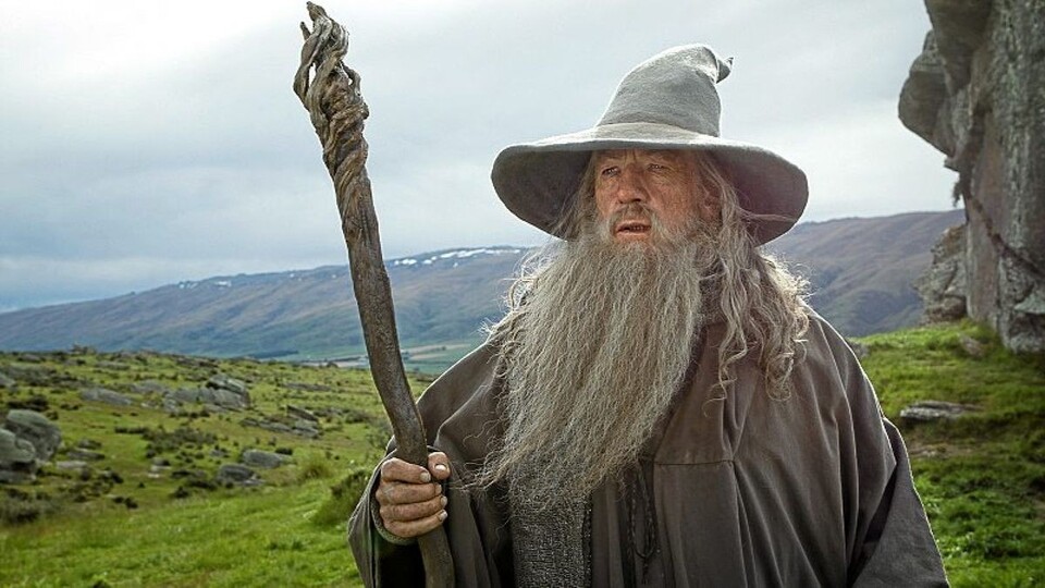 Gandalf geht gerne mit Hobbits und Zwergen auf Reisen und ist auf jeden Fall der abenteuerlustigste Zauberer. (Bildquelle: Warner Bros. Entertainment)