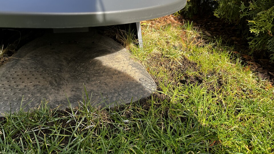 Tiefere Löcher neben meiner Ladestation: Bei Nässe gräbt sich der Sileno Minimo gerne mal fest.