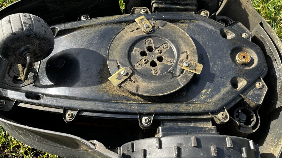 Spätestens vor dem Winter muss der Roboter gründlich gereinigt werden – auch von unten.