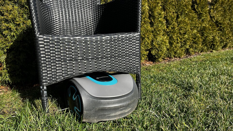 Der Sileno Minimo passt sogar unter meine Gartenstühle – ohne sich festzufahren!