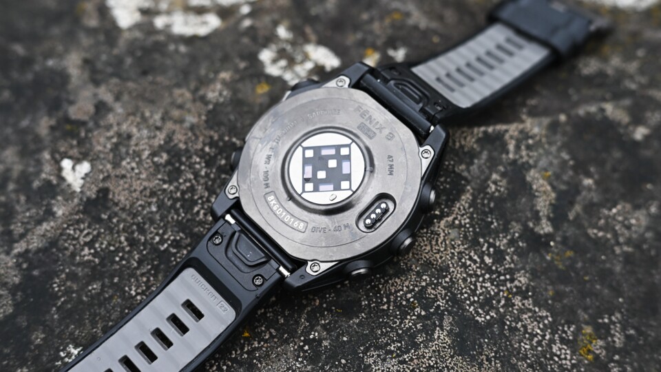 Der Anschluss zum Laden findet sich auf der Unterseite der Smartwatch.