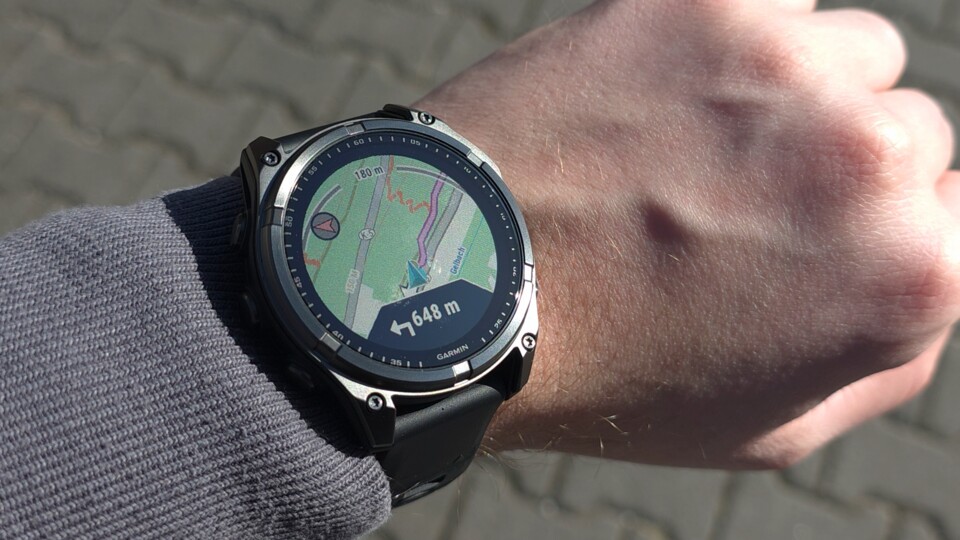14 Grad und Sonne: Die Kartennavigation ist bei direkter Einstrahlung problemlos lesbar.