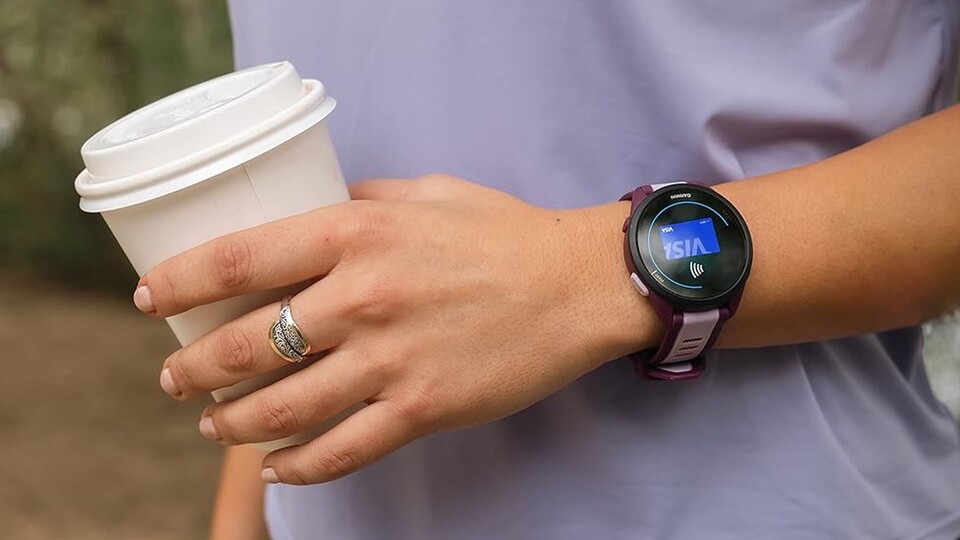 Dank der Bezahlfunktion der Smartwatch könnt ihr so gut wie immer bezahlen, auch ohne Geldbeutel.