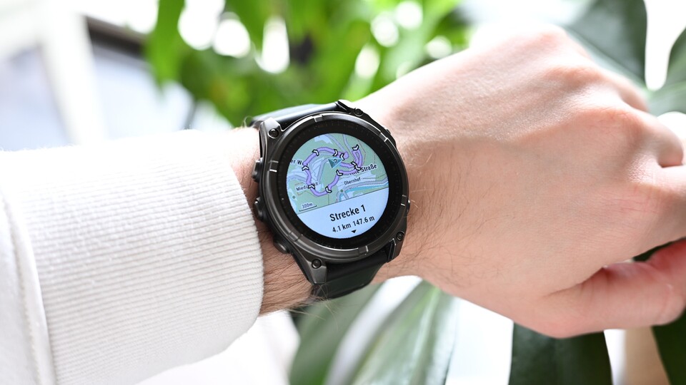 Roundtrip Routing schlägt euch drei Strecken vor. Auf der Uhr seht ihr zudem Angaben zu Kilometern und Höhenmetern.