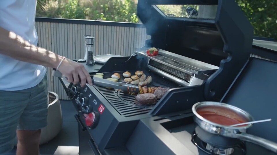 Große Grillfläche, Warmhalterost, Kochplatte, Glasdeckel, Mattschwarz und Edelstahl: Dieser Grill mit vier Brennern kann sich sehen lassen!