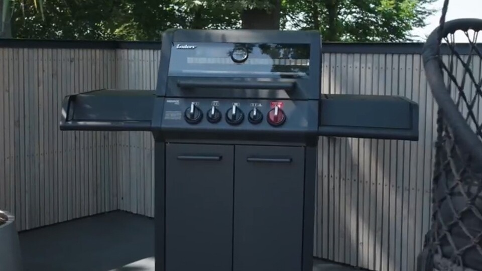 Der Glasdeckel ist ein Feature, das in meinen Augen jeder Grill haben sollte - so seht ihr genau, wie es um euer Gegrilltes stehe, ohne Hitze entweichen lassen zu müssen.