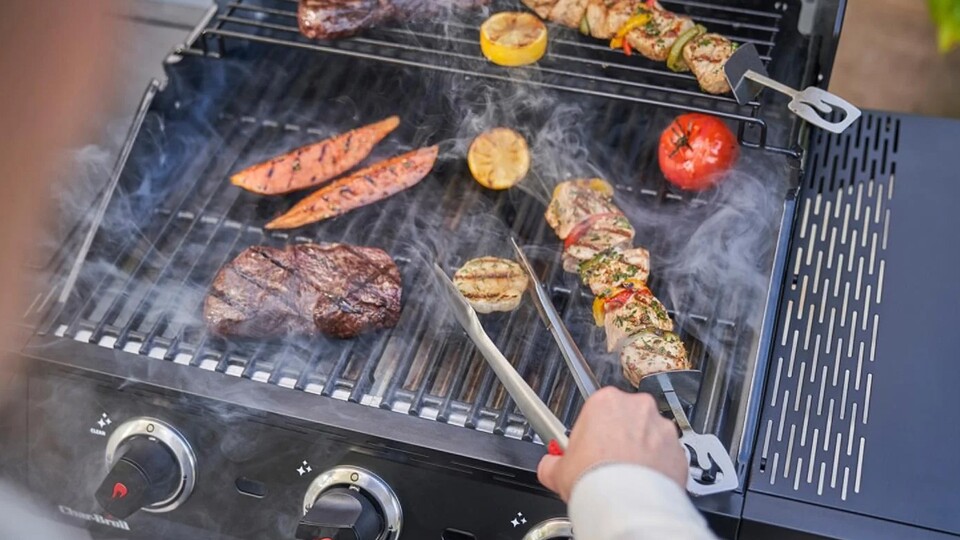 Der Warmhalte-Rost über der Grillfläche macht das Timing eurer Gerichte besonders einfach.