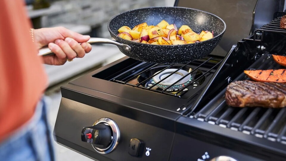 Ein paar Bratkartoffeln zum Steak? Kein Problem. Und wenn ihr den Seitenbrenner nicht braucht, gewinnt ihr ein ordentliches Stück Arbeitsfläche dazu.