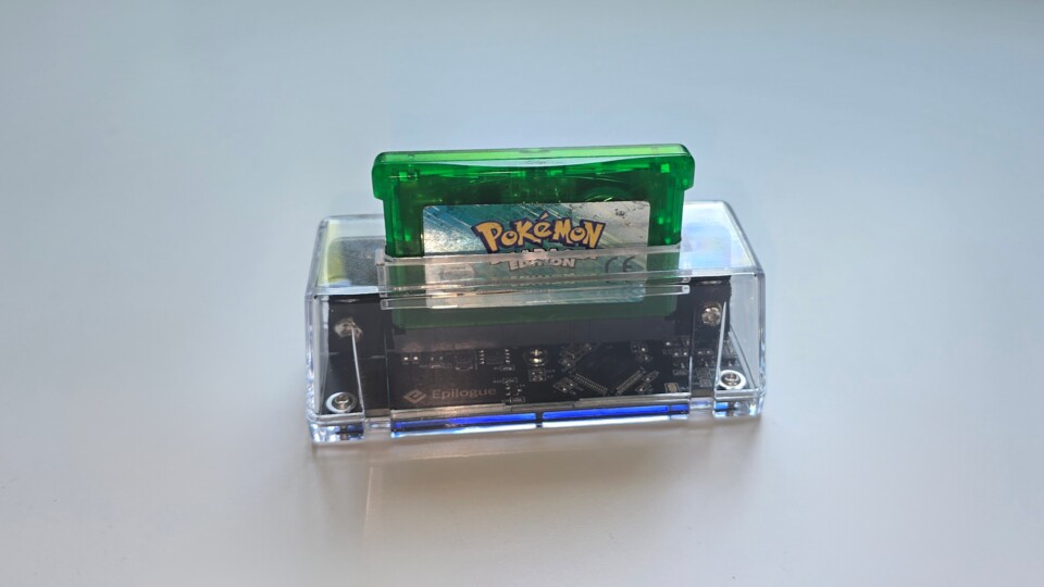 Der Gameboy Operator ist besonders kompakt und erlaubt es mir alte Nintendo-Titel direkt am PC zu spielen. (Bildquelle: GameStar Tech Aaron Hofmann)