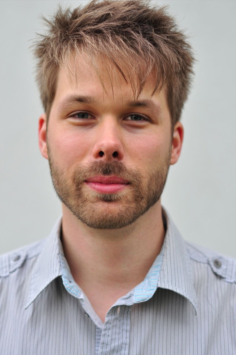 Arne Müller hat im Jahr 2009 sein Bachelor-Studium der Angewandten Medienwissenschaft an der TU Ilmenau abgeschlossen, in dem er sich schwerpunktmäßig dem Markt für Computer und Videospiele gewidmet hat.