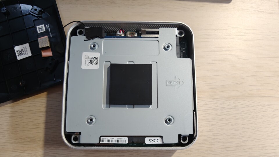 Die Metallplatte dient gleichzeitig auch als Kühler für die SSD.