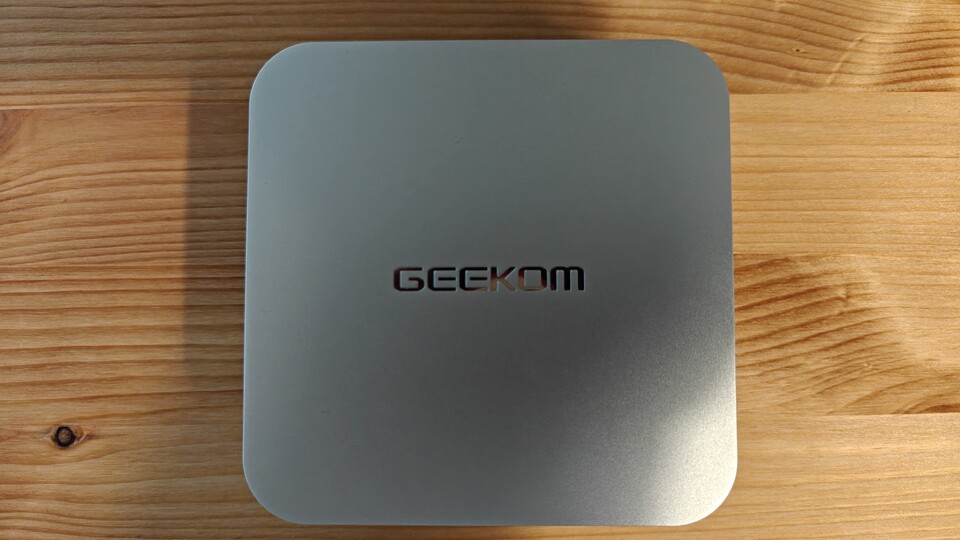 Das Desing orientiert sich deutlich an Apples Mac Mini.