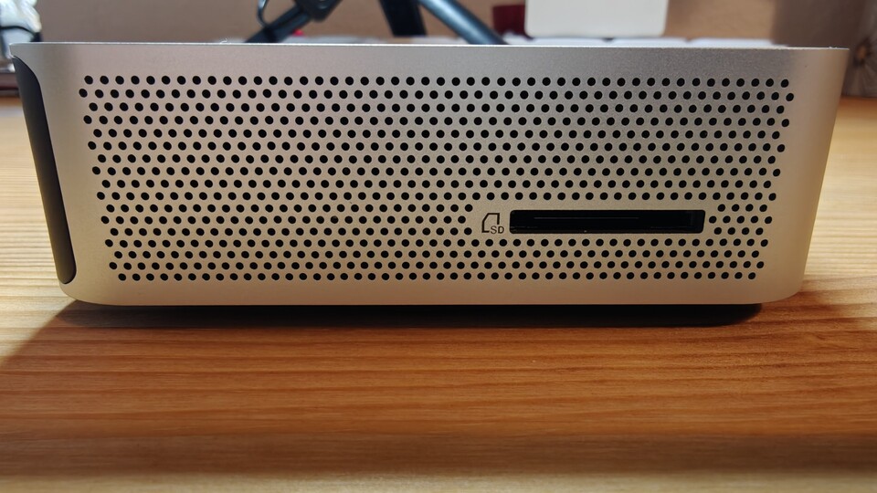 Trotz Mini-Abmessungen hat Geekom noch Platz für einen Card-Reader gefunden.