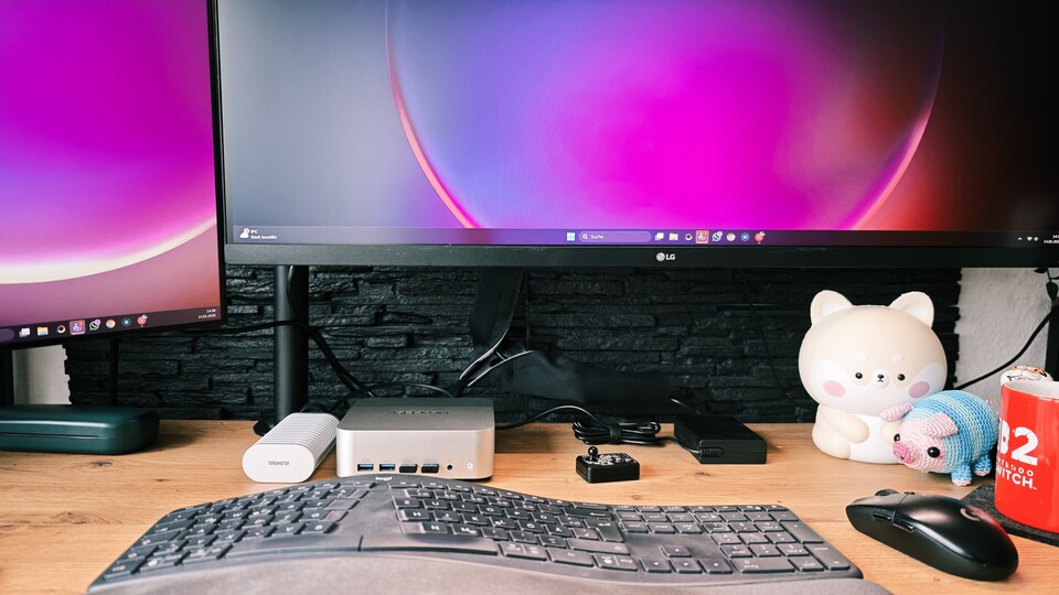 So ein Mini-PC spart nur dann Platz auf dem Tisch, wenn ihr auch eine kompakte Tastatur verwendet – nicht so wie ich. (Bildquelle: Duy Linh DinhGameStar Tech)