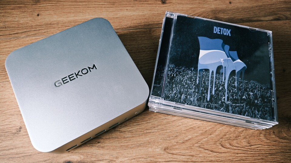 Der Geekom A7 Max ist so hoch wie etwa fünf CD-Hüllen. (Bildquelle: Duy Linh DinhGameStar Tech)
