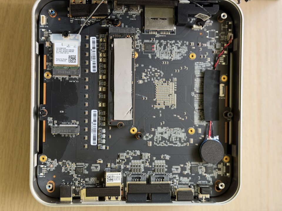 CPU, RAM und Kühlung befinden sich auf der anderen Seite des Mainboards.