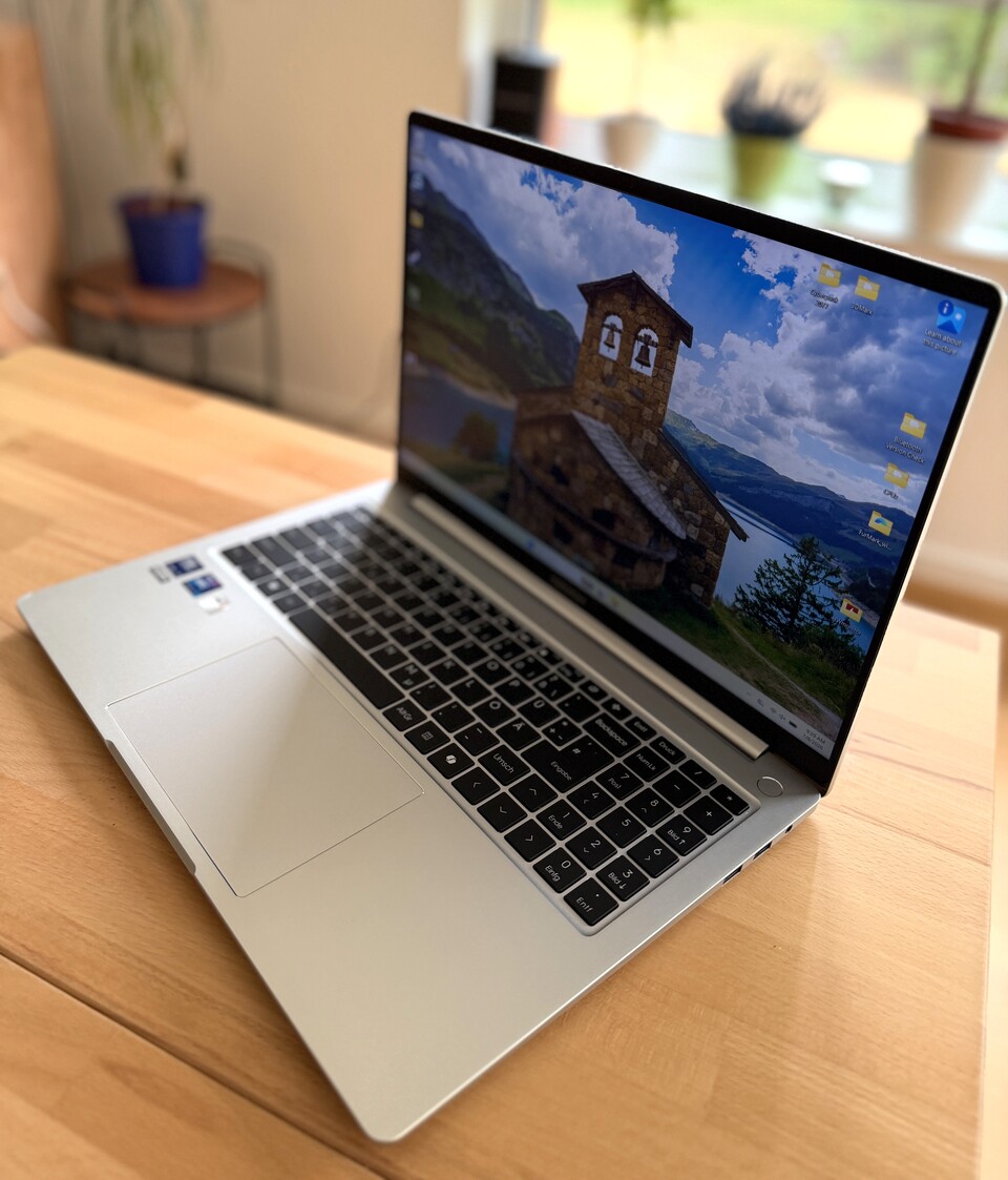 Das Geekom M16 sieht nicht aus wie ein günstiges Notebook und es fühlt sich auch nicht so an.