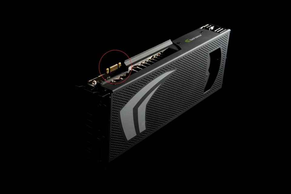 Über den SLI-Anschluss oben links verbinden Framerate-Jäger zwei Geforce GTX 295 zu einem Quad-SLI-Verbund. Damit sollte dann selbst Crysis in maximalen Details auf 30-Zoll-Monitoren in deren nativen Auflösung von 2560x1600 flüssig laufen.