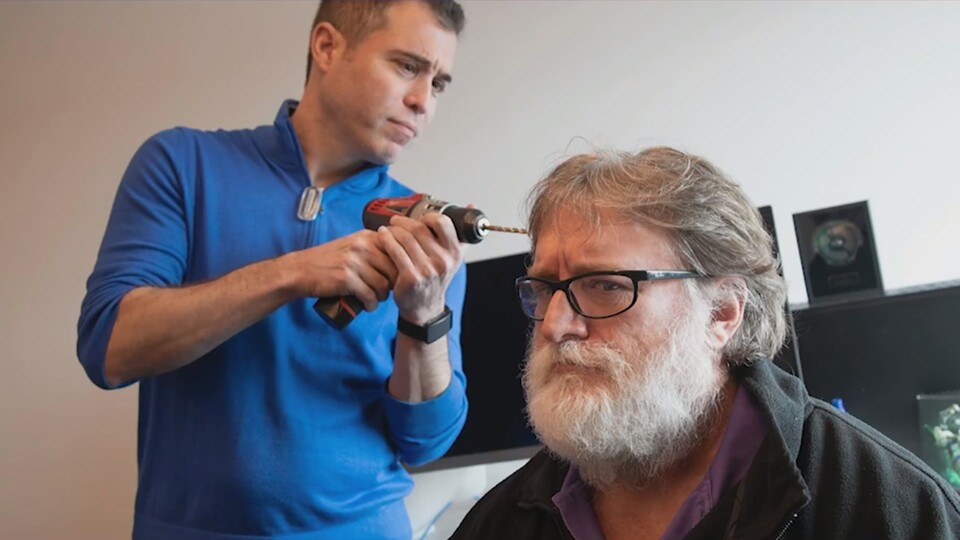 Für einen Vortrag auf der Game Developer's Conference (GDC) in San Francisco ließ sich Valve-Chef Gabe Newell (rechts) einen Gehirnchip einpflanzen. Natürlich nur ein Scherz - Ernst ist es Valve aber mit dem Versuch, die Gedanken und Emotionen der Spieler auszulesen.