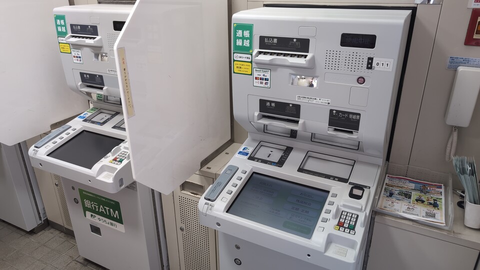 Ein manipulierter Geldautomat (hier am Beispiel eines japanischen Modells) würde sich auf den ersten Blick nicht erkennen lassen. Deswegen solltet ihr nur welche an überwachten Orten wie Banken oder öffentlichen Plätzen nutzen.