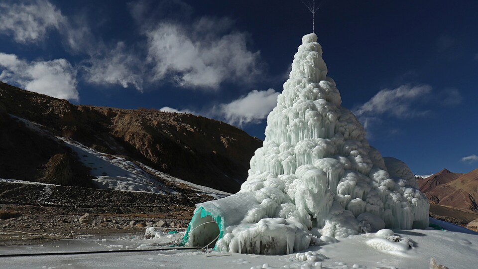 Ein typischer Eis-Stupa, wie sie seit einigen Jahren immer häufiger in Asien anzutreffen sind. (Bild: stock.adobe.com - Roger)