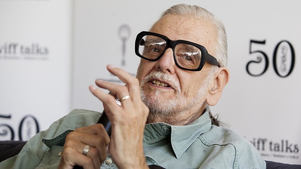 George A. Romero ist einer der größten Namen des Horrorfilms. Mit 77 Jahren verstarb er am 16. Juli 2017.