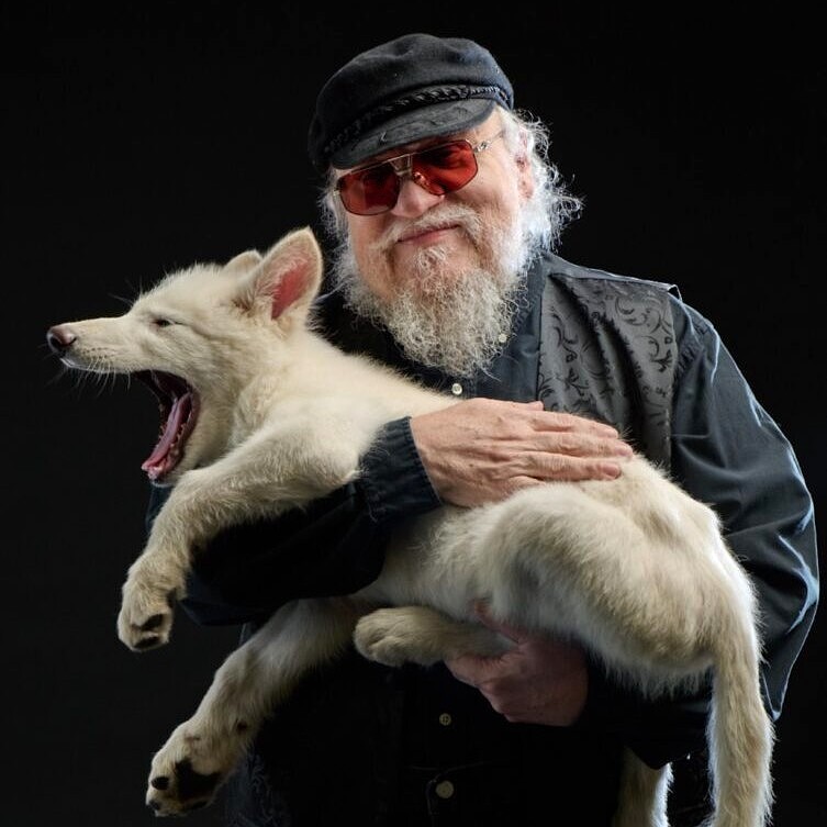 GoT-Autor George Martin mit Welpe Romulus im Arm: »Eine außergewöhnliche Erfahrung.«