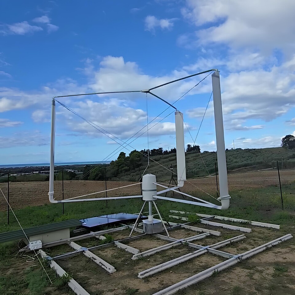 Einer der Prototypen bei einem Testlauf auf einem Feld in Italien. (Bildquelle: GEVI)