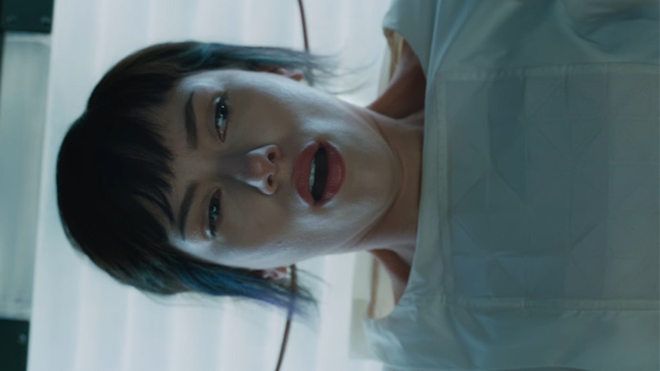 Ghost in the Shell - Film-Clip: Scarlett Johansson wacht erstmals als Cyborg auf