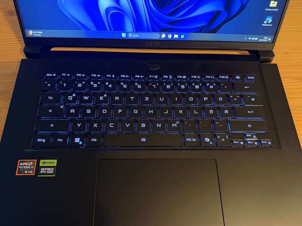 Die Tastatur des Aero X16 ist gut, gibt aber bereits bei geringem Druck deutlich nach.