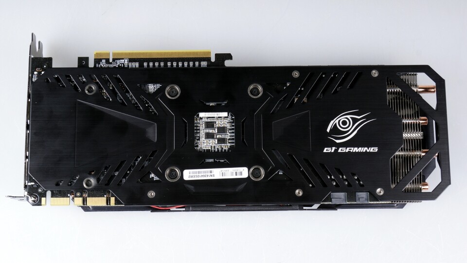 Das Kühlsystem der Gigabyte Geforce GTX 970 G1 Gaming arbeitet leise und effizient, fällt mit drei Lüftern, einer Backplate und insgesamt 30 Zentimetern Länge aber auch sehr wuchtig aus. Achten Sie beim Kauf darauf, dass ihr Gehäuse ausreichend Platz bietet.