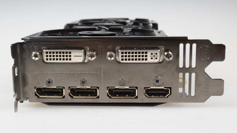 Bei den Anschlüssen lässt Gigabyte kaum Wünsche offen und spendiert der Geforce GTX 970 G1 Gaming drei DisplayPorts, zwei DVI- und einen HDMI-Anschluss.