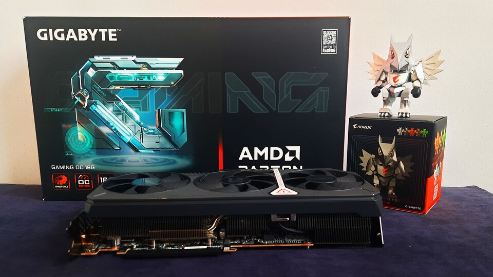 Die GIGABYTE RX 9070 XT verfügt über zwei HDMI 2.1b und zwei DisplayPort 2.1a Anschlüsse und eignet sich damit hervorragend für ein Multi-Monitor-Setup.